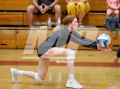 Thumbnail 3 in La Salle vs La Canada photogallery.
