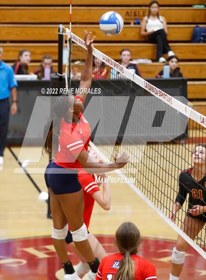 Thumbnail 1 in La Salle vs La Canada photogallery.