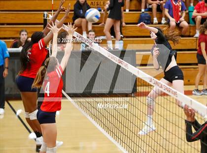 Thumbnail 3 in La Salle vs La Canada photogallery.