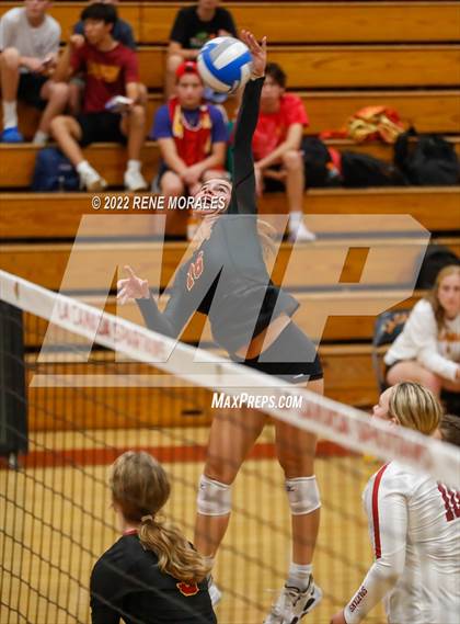 Thumbnail 2 in La Salle vs La Canada photogallery.