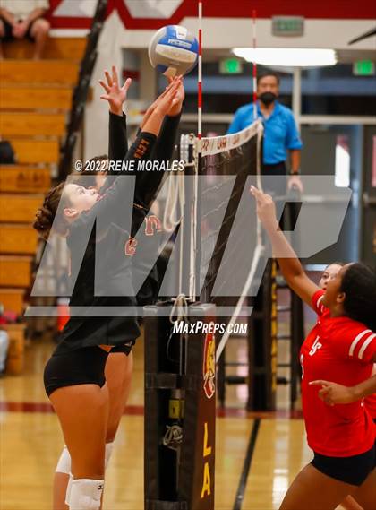 Thumbnail 1 in La Salle vs La Canada photogallery.