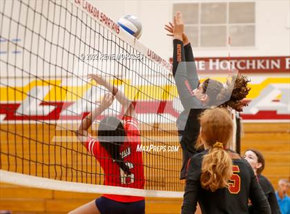 Thumbnail 2 in La Salle vs La Canada photogallery.