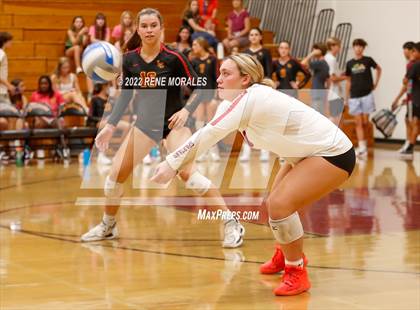 Thumbnail 2 in La Salle vs La Canada photogallery.