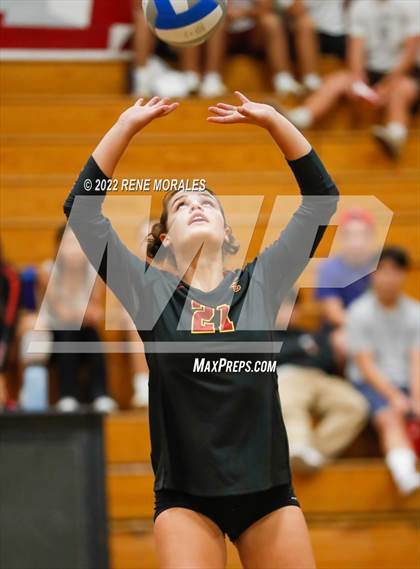 Thumbnail 1 in La Salle vs La Canada photogallery.