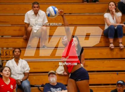 Thumbnail 2 in La Salle vs La Canada photogallery.