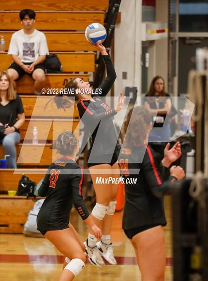 Thumbnail 2 in La Salle vs La Canada photogallery.