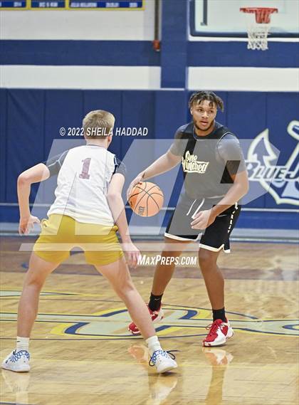 Thumbnail 1 in East Lake vs Santa Fe Catholic. (The Hoop Vibe) photogallery.