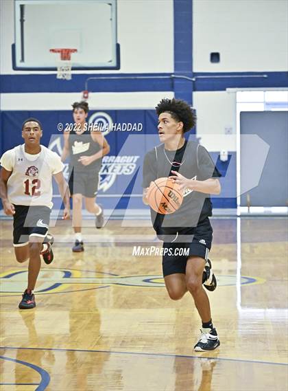 Thumbnail 1 in East Lake vs Santa Fe Catholic. (The Hoop Vibe) photogallery.