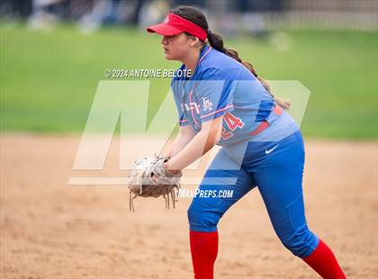 Thumbnail 2 in Los Alamitos vs. Orange Lutheran photogallery.