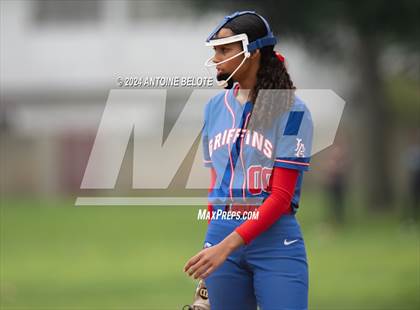 Thumbnail 1 in Los Alamitos vs. Orange Lutheran photogallery.