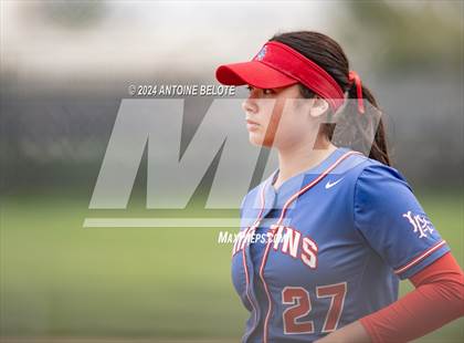 Thumbnail 2 in Los Alamitos vs. Orange Lutheran photogallery.