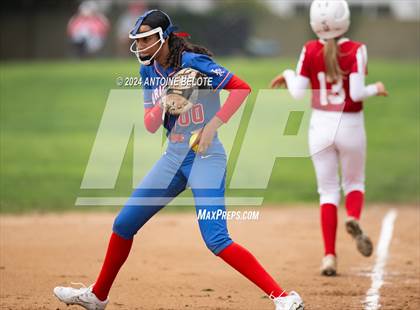 Thumbnail 1 in Los Alamitos vs. Orange Lutheran photogallery.