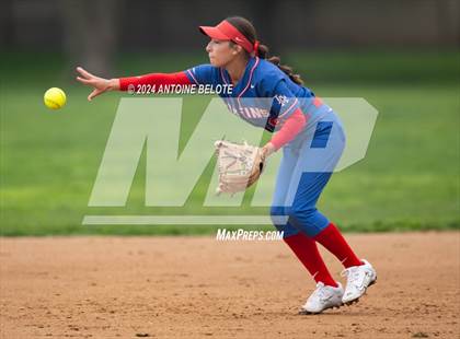 Thumbnail 2 in Los Alamitos vs. Orange Lutheran photogallery.