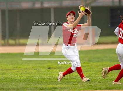 Thumbnail 2 in Los Alamitos vs. Orange Lutheran photogallery.