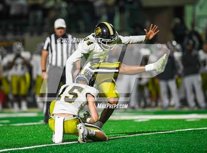 Thumbnail 2 in Buford vs. Carrollton (GHSA 6A Quarterfinal Playoff) photogallery.