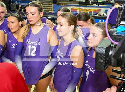 Thumbnail 3 in Horizon vs. Sunrise Mountain (AIA 5A Final - Awards) photogallery.