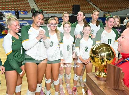 Thumbnail 1 in Horizon vs. Sunrise Mountain (AIA 5A Final - Awards) photogallery.