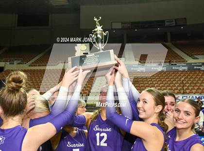 Thumbnail 1 in Horizon vs. Sunrise Mountain (AIA 5A Final - Awards) photogallery.