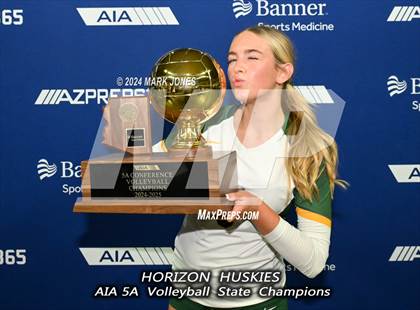 Thumbnail 1 in Horizon vs. Sunrise Mountain (AIA 5A Final - Awards) photogallery.