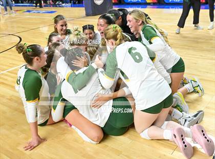 Thumbnail 1 in Horizon vs. Sunrise Mountain (AIA 5A Final - Awards) photogallery.