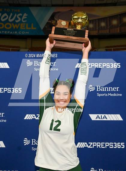 Thumbnail 1 in Horizon vs. Sunrise Mountain (AIA 5A Final - Awards) photogallery.