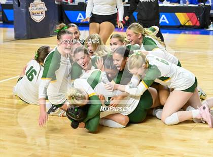 Thumbnail 3 in Horizon vs. Sunrise Mountain (AIA 5A Final - Awards) photogallery.