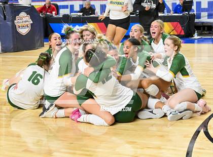 Thumbnail 2 in Horizon vs. Sunrise Mountain (AIA 5A Final - Awards) photogallery.