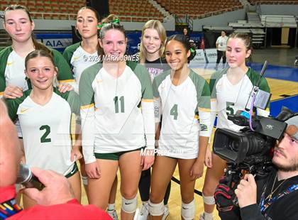 Thumbnail 3 in Horizon vs. Sunrise Mountain (AIA 5A Final - Awards) photogallery.