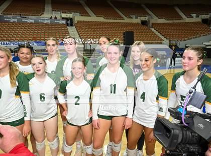 Thumbnail 1 in Horizon vs. Sunrise Mountain (AIA 5A Final - Awards) photogallery.