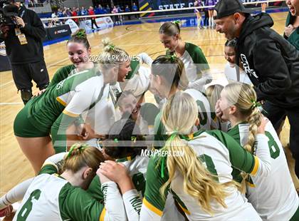Thumbnail 2 in Horizon vs. Sunrise Mountain (AIA 5A Final - Awards) photogallery.