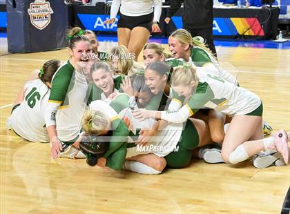 Thumbnail 2 in Horizon vs. Sunrise Mountain (AIA 5A Final - Awards) photogallery.