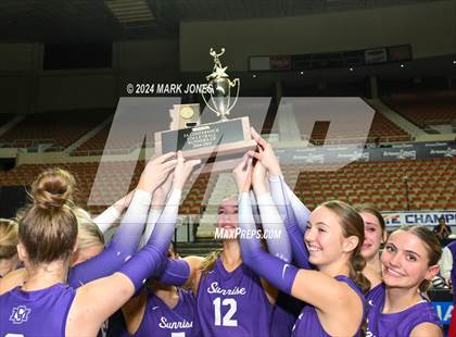 Thumbnail 3 in Horizon vs. Sunrise Mountain (AIA 5A Final - Awards) photogallery.