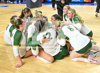 Thumbnail 2 in Horizon vs. Sunrise Mountain (AIA 5A Final - Awards) photogallery.