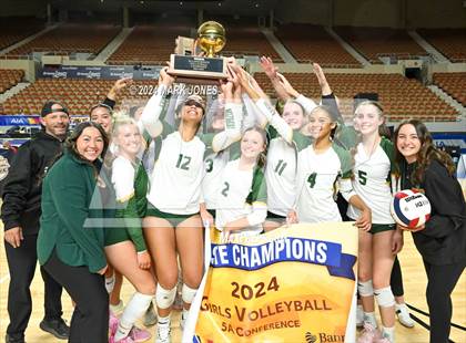 Thumbnail 3 in Horizon vs. Sunrise Mountain (AIA 5A Final - Awards) photogallery.