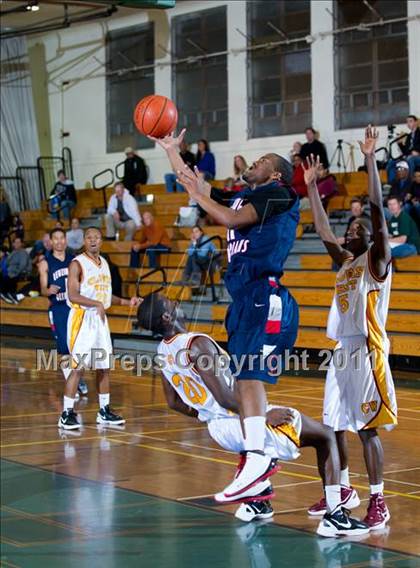 Thumbnail 3 in Leuzinger vs Clovis West (Santa Barbara Holiday Classic) photogallery.