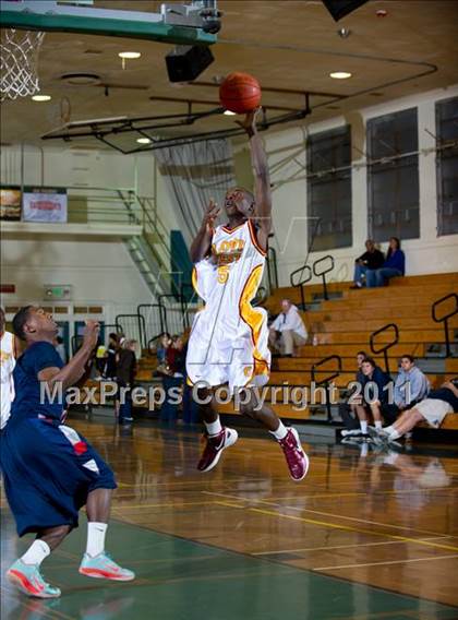 Thumbnail 2 in Leuzinger vs Clovis West (Santa Barbara Holiday Classic) photogallery.