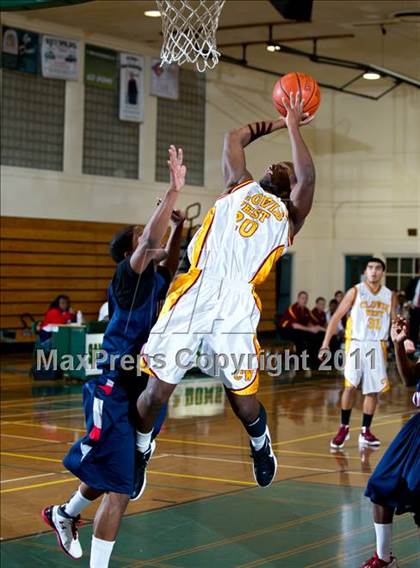 Thumbnail 2 in Leuzinger vs Clovis West (Santa Barbara Holiday Classic) photogallery.