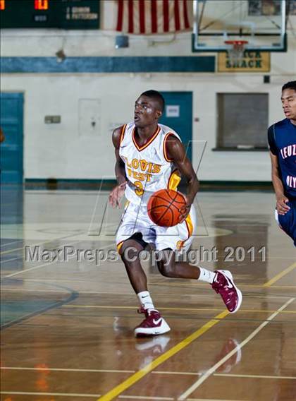 Thumbnail 2 in Leuzinger vs Clovis West (Santa Barbara Holiday Classic) photogallery.