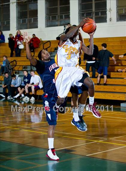 Thumbnail 3 in Leuzinger vs Clovis West (Santa Barbara Holiday Classic) photogallery.