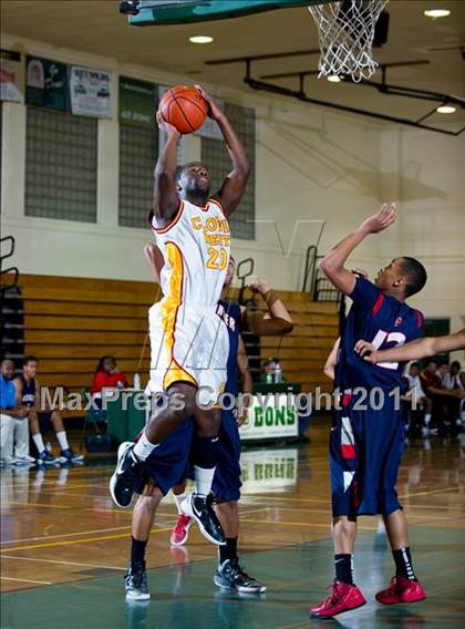 Thumbnail 3 in Leuzinger vs Clovis West (Santa Barbara Holiday Classic) photogallery.