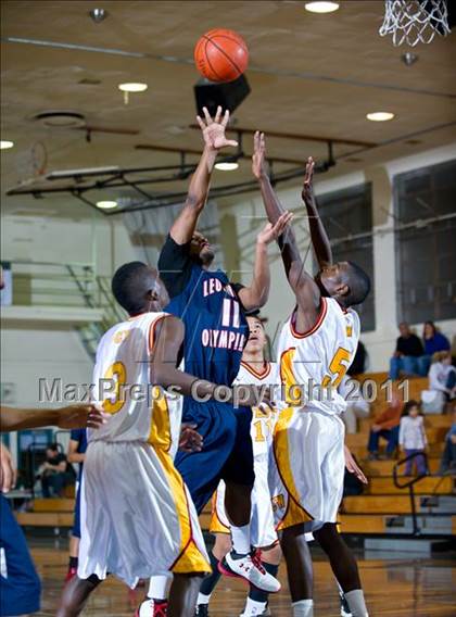 Thumbnail 1 in Leuzinger vs Clovis West (Santa Barbara Holiday Classic) photogallery.