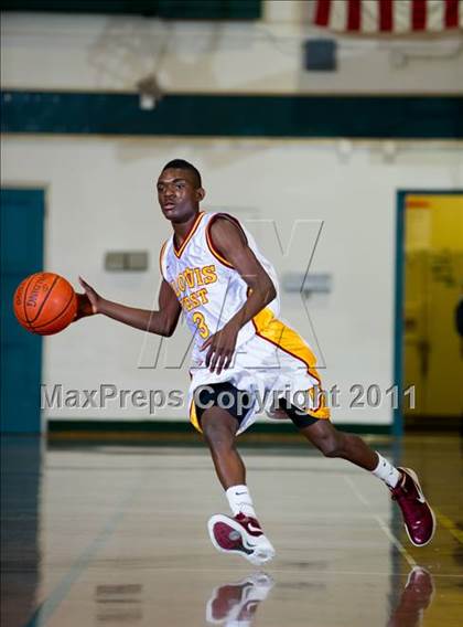 Thumbnail 2 in Leuzinger vs Clovis West (Santa Barbara Holiday Classic) photogallery.