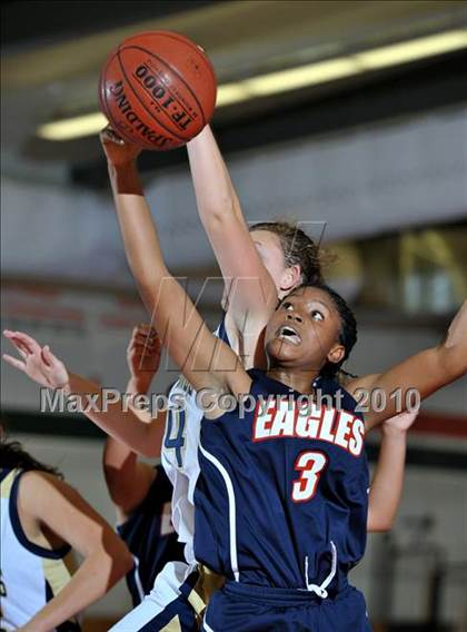 Thumbnail 2 in Yucaipa vs. La Sierra (Lady Bears Holiday Classic) photogallery.