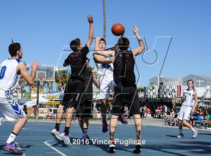 Thumbnail 3 in Pacifica Christian/Santa Monica vs. Albert Einstein Academy (Venice Beach Outdoor Classic) photogallery.