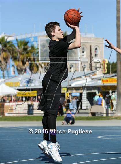 Thumbnail 2 in Pacifica Christian/Santa Monica vs. Albert Einstein Academy (Venice Beach Outdoor Classic) photogallery.