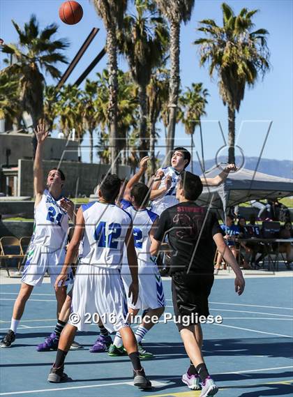 Thumbnail 2 in Pacifica Christian/Santa Monica vs. Albert Einstein Academy (Venice Beach Outdoor Classic) photogallery.