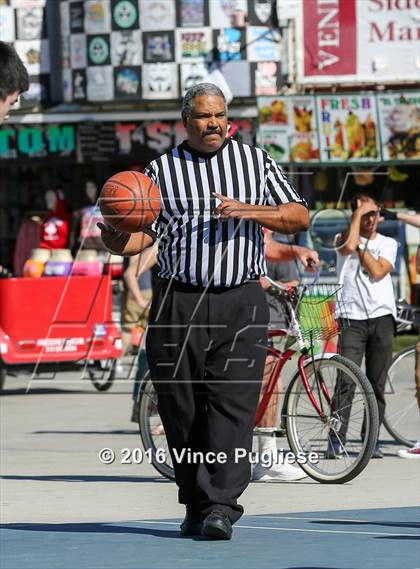 Thumbnail 2 in Pacifica Christian/Santa Monica vs. Albert Einstein Academy (Venice Beach Outdoor Classic) photogallery.