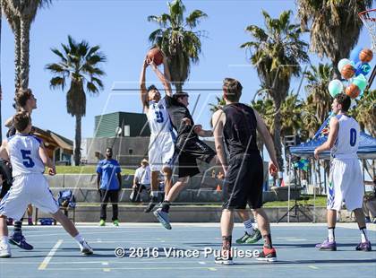 Thumbnail 2 in Pacifica Christian/Santa Monica vs. Albert Einstein Academy (Venice Beach Outdoor Classic) photogallery.