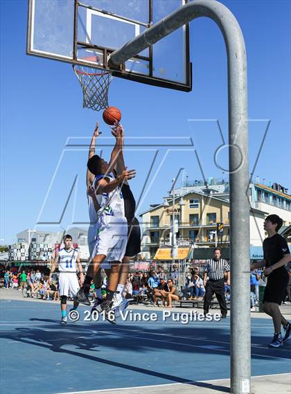 Thumbnail 2 in Pacifica Christian/Santa Monica vs. Albert Einstein Academy (Venice Beach Outdoor Classic) photogallery.