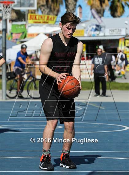 Thumbnail 2 in Pacifica Christian/Santa Monica vs. Albert Einstein Academy (Venice Beach Outdoor Classic) photogallery.